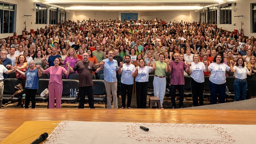 Participantes reunidos em um grande encontro no auditório