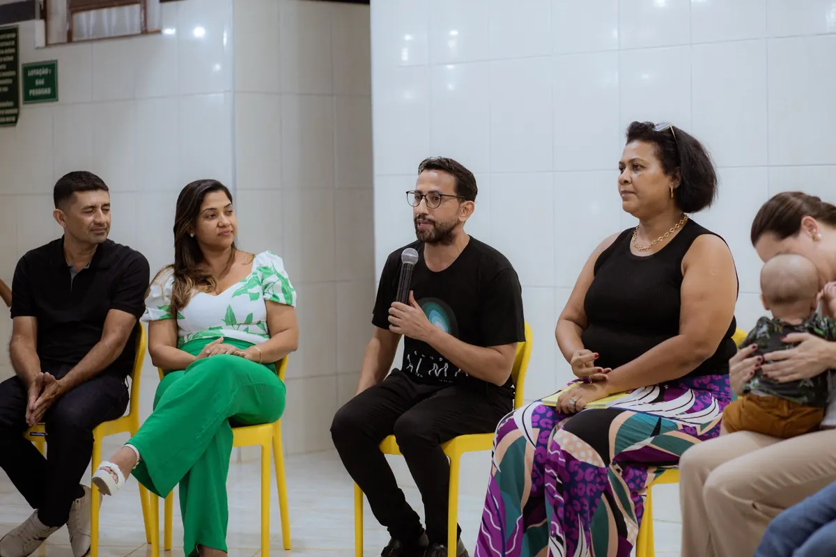 Vivência do Grupo Alma com facilitador e participantes em uma roda de conversa